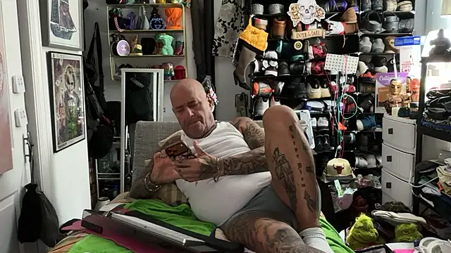 Snapshot of joeytatts66 chatting on 05.22.26 joeytatts66 online show from 05.22.26