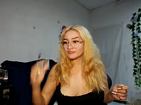 Snapshot of sadnessgyall chatting on 01.04.25 sadnessgyall online show from 01.04.25