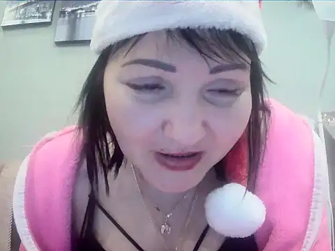 Snapshot of ClaireSunset chatting on 12.17.24 ClaireSunset online show from 12.17.24