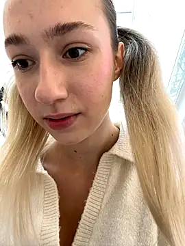 Snapshot of Lia__Love chatting on 09.13.25 Lia Love online show from 09.13.25