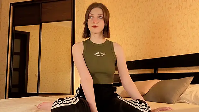 Snapshot of Sweet_Paradox chatting on 11.29.25 Sweet Paradox online show from 11.29.25