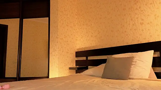 Snapshot of Sweet_Paradox chatting on 12.02.25 Sweet Paradox online show from 12.02.25