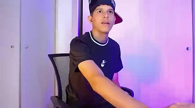 Snapshot of LiamGadiell chatting on 12.14.24 LiamGadiell online show from 12.14.24