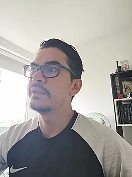 Snapshot of Cam_Sorrento chatting on 04.17.26 Cam Sorrento online show from 04.17.26