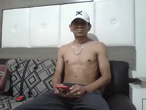 Snapshot of oiram27 chatting on 10.25.25 oiram27 online show from 10.25.25