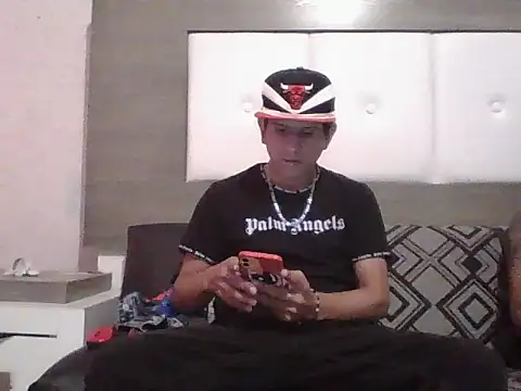 Snapshot of oiram27 chatting on 11.03.25 oiram27 online show from 11.03.25