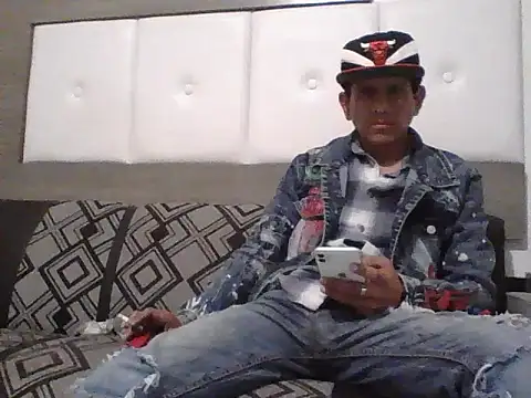 Snapshot of oiram27 chatting on 11.06.25 oiram27 online show from 11.06.25