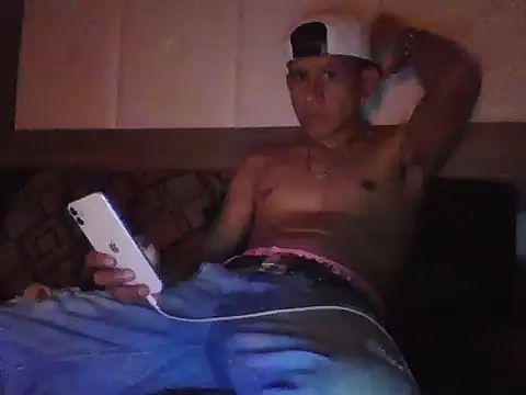 Snapshot of oiram27 chatting on 11.17.25 oiram27 online show from 11.17.25