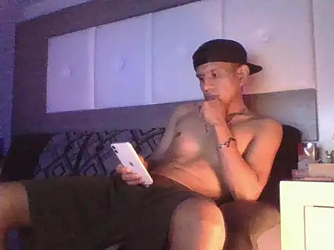 Snapshot of oiram27 chatting on 11.29.25 oiram27 online show from 11.29.25