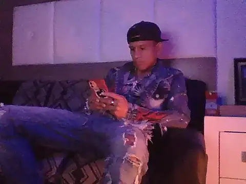 Snapshot of oiram27 chatting on 11.30.25 oiram27 online show from 11.30.25