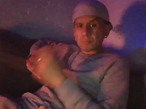 Snapshot of oiram27 chatting on 12.15.25 oiram27 online show from 12.15.25