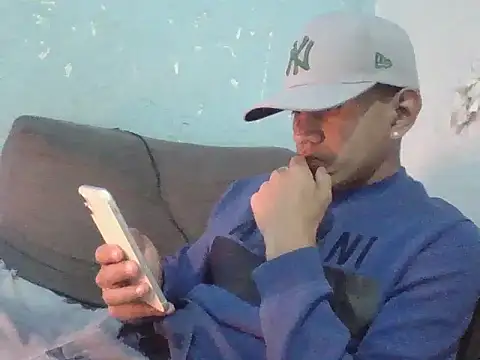 Snapshot of oiram27 chatting on 12.20.25 oiram27 online show from 12.20.25