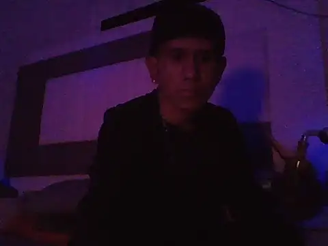 Snapshot of oiram27 chatting on 12.21.25 oiram27 online show from 12.21.25