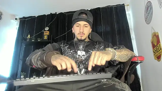 Snapshot of the_beast_master_ chatting on 07.20.26 the beast master online show from 07.20.26