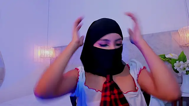 naomiii   online show from 11.04.25