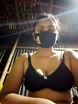 Snapshot of HenaAra chatting on 12.30.24 HenaAra online show from 12.30.24