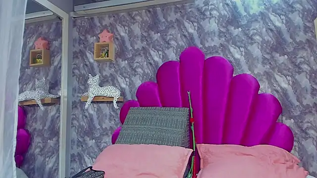 Snapshot of EMMAPARISS chatting on 10.11.25 EMMAPARISS online show from 10.11.25