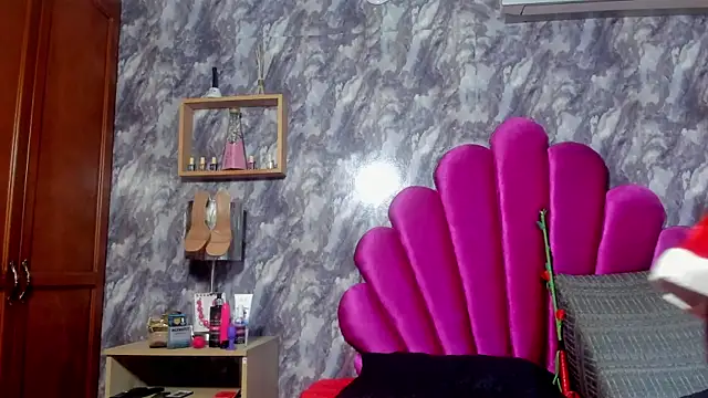 Snapshot of EMMAPARISS chatting on 12.17.25 EMMAPARISS online show from 12.17.25