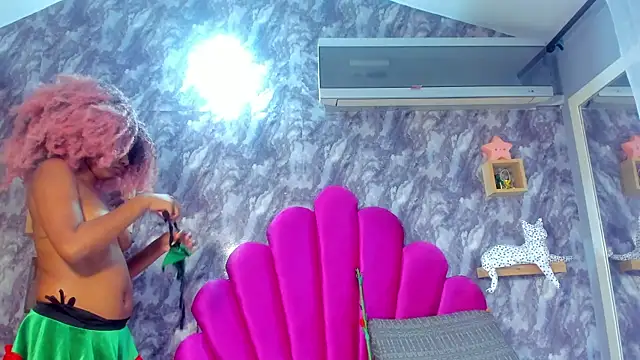 Snapshot of EMMAPARISS chatting on 12.22.25 EMMAPARISS online show from 12.22.25