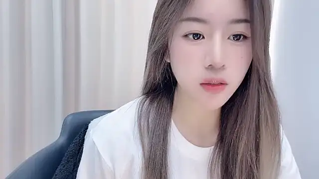 Snapshot of chloe-01 chatting on 12.04.24 chloe-01 online show from 12.04.24