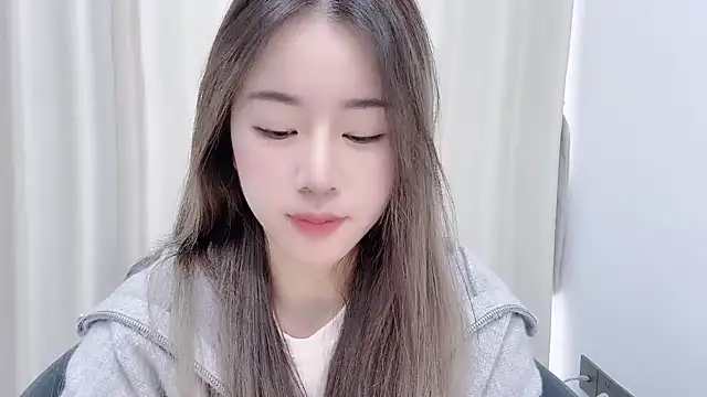 Snapshot of chloe-01 chatting on 12.05.24 chloe-01 online show from 12.05.24