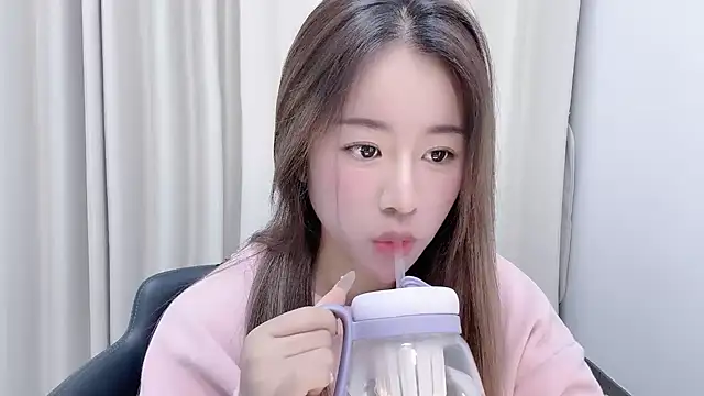 Snapshot of chloe-01 chatting on 01.11.25 chloe-01 online show from 01.11.25