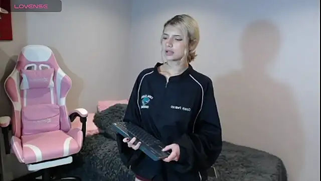 HiScarlett online show from 02.03.25