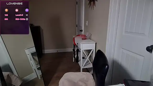 Snapshot of Brooklyn_Bee chatting on 12.08.24 Brooklyn Bee online show from 12.08.24