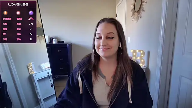 Snapshot of Brooklyn_Bee chatting on 12.11.24 Brooklyn Bee online show from 12.11.24