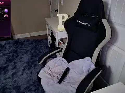 Snapshot of Brooklyn_Bee chatting on 02.24.25 Brooklyn Bee online show from 02.24.25