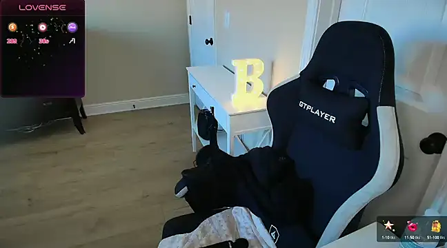 Snapshot of Brooklyn_Bee chatting on 03.17.25 Brooklyn Bee online show from 03.17.25