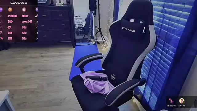 Snapshot of Brooklyn_Bee chatting on 09.18.25 Brooklyn Bee online show from 09.18.25