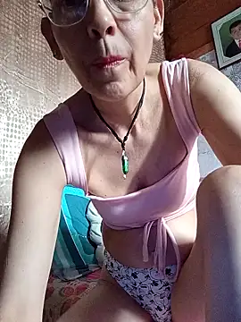 Snapshot of NanitaFun chatting on 10.04.25 NanitaFun online show from 10.04.25