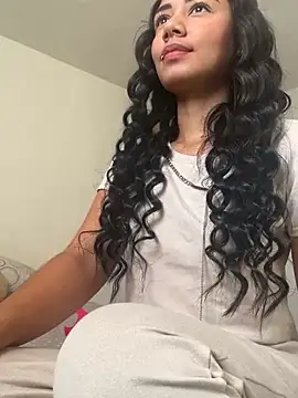 Snapshot of _Luana chatting on 12.26.24 Luana online show from 12.26.24
