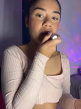 Snapshot of _Luana chatting on 03.21.25 Luana online show from 03.21.25