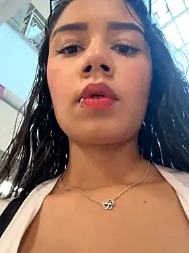 Snapshot of _Luana chatting on 10.28.25 Luana online show from 10.28.25