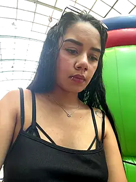 Snapshot of _Luana chatting on 11.04.25 Luana online show from 11.04.25