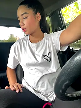 Snapshot of _Luana chatting on 11.05.25 Luana online show from 11.05.25