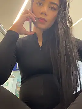 Snapshot of _Luana chatting on 11.11.25 Luana online show from 11.11.25