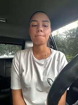 Snapshot of _Luana chatting on 11.14.25 Luana online show from 11.14.25