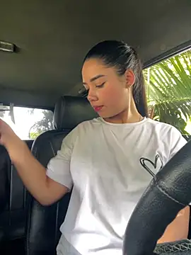 Snapshot of _Luana chatting on 12.03.25 Luana online show from 12.03.25