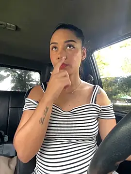 Snapshot of _Luana chatting on 12.04.25 Luana online show from 12.04.25