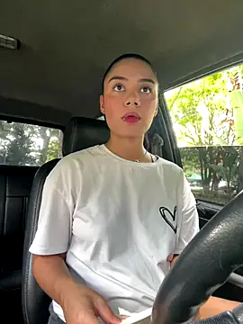 Snapshot of _Luana chatting on 12.15.25 Luana online show from 12.15.25