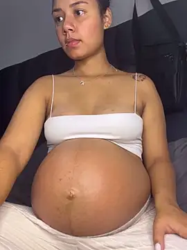 Snapshot of _Luana chatting on 02.28.26 Luana online show from 02.28.26