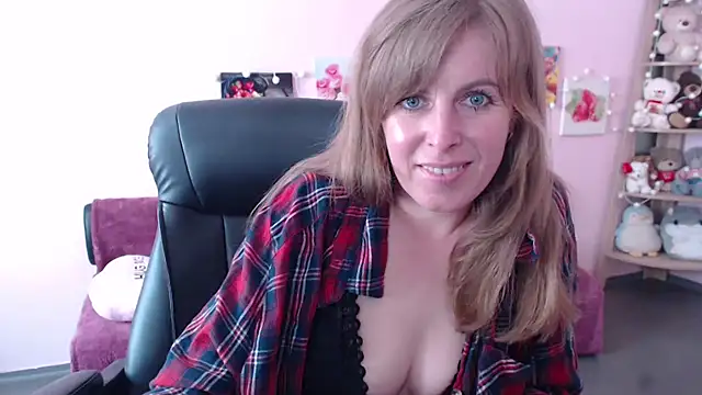 Snapshot of Hot_Milady chatting on 05.18.26 Hot Milady online show from 05.18.26