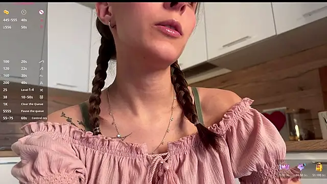 Snapshot of HellPeach chatting on 12.01.25 HellPeach online show from 12.01.25