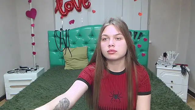 Snapshot of LaraPika chatting on 03.18.25 LaraPika online show from 03.18.25