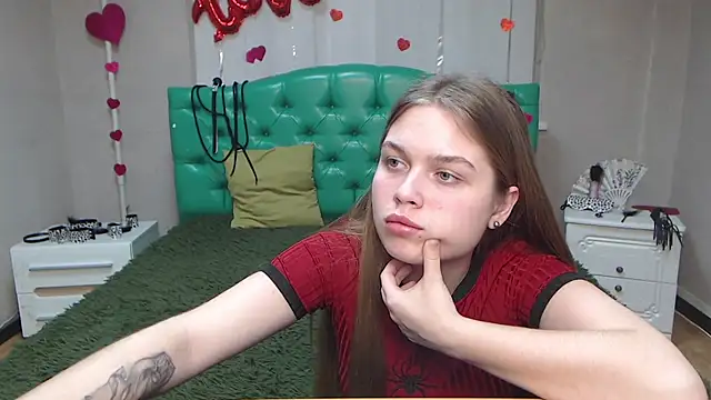 Snapshot of LaraPika chatting on 03.18.25 LaraPika online show from 03.18.25