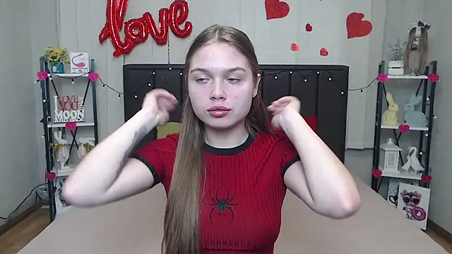 Snapshot of LaraPika chatting on 03.20.25 LaraPika online show from 03.20.25