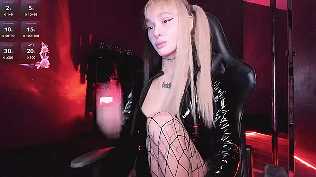 Snapshot of MilaAsh chatting on 01.06.25 MilaAsh online show from 01.06.25